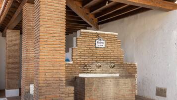Una estructura de ladrillo con un letrero que dice 'Rubite 25-2-98' y una bañera.
