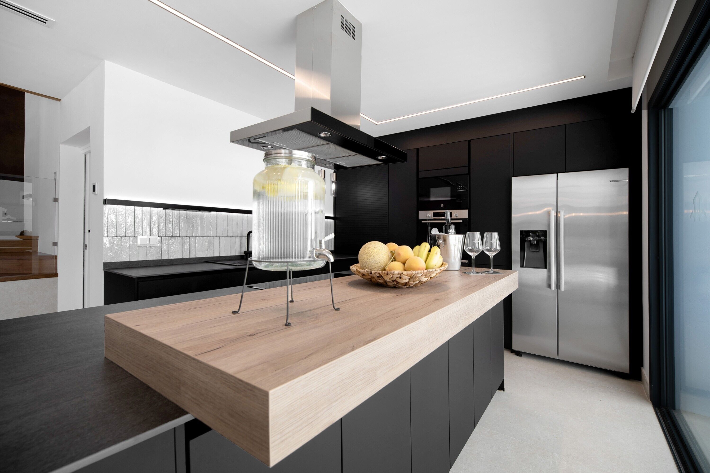 Geladeira, micro-ondas, fogão, cooktop