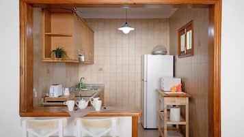 Een koelkast, een magnetron, een kookplaat