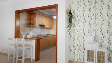 Een koelkast, een magnetron, een kookplaat