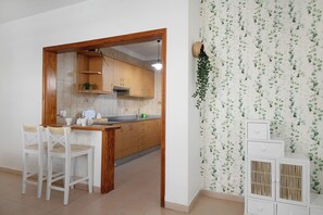 Kjøleskap, mikrobølgeovn, kokeplater og kaffetrakter/tekoker