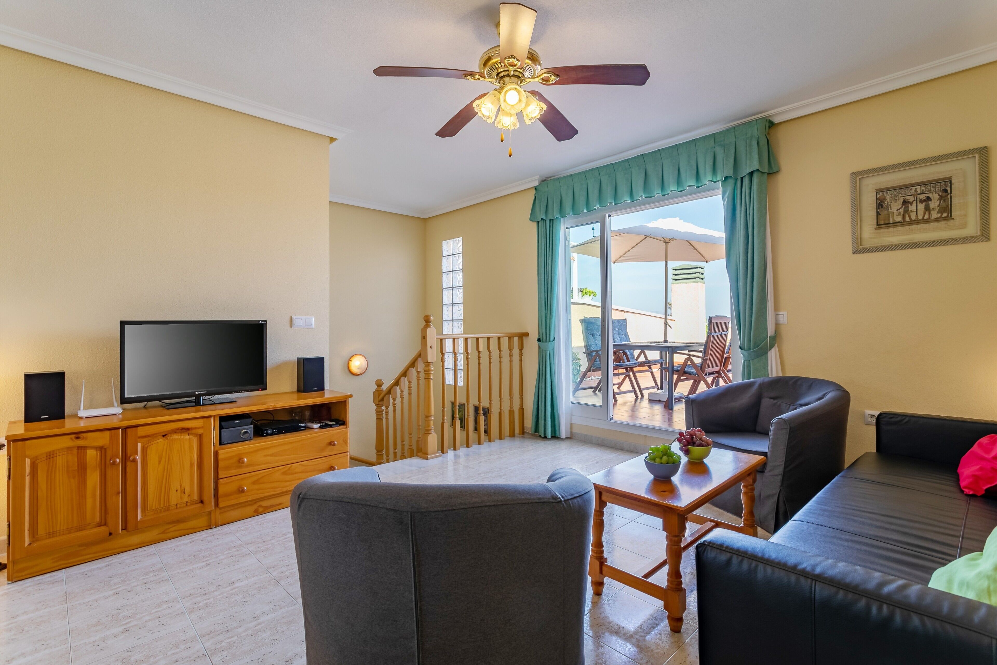 テレビ、DVD プレーヤー、ステレオ