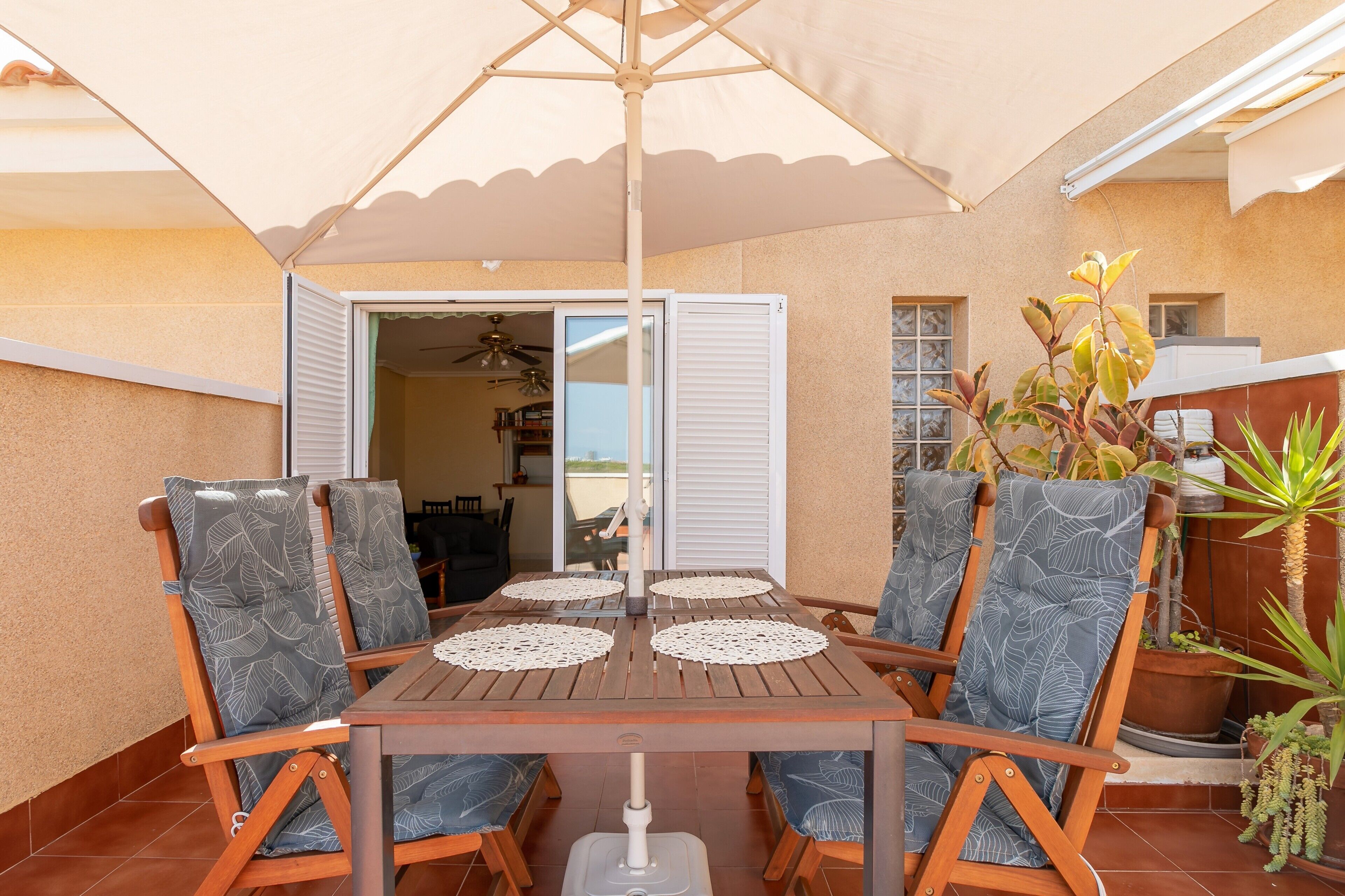 屋外ダイニングエリア