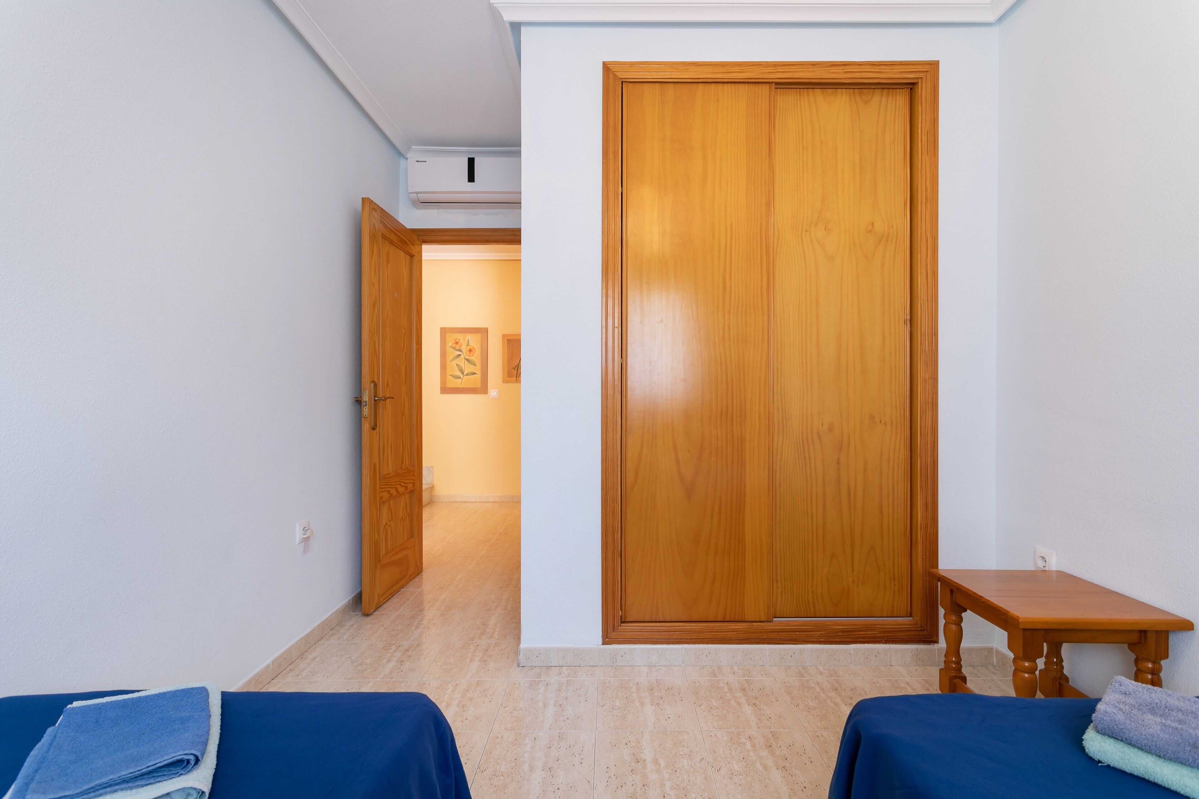 2 室のベッドルーム、アイロン / アイロン台、WiFi (無料)、ベッドシーツ