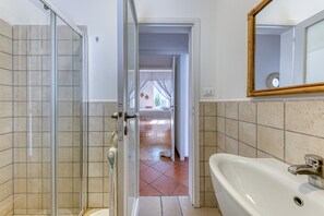 Dusj, hårføner og håndklær