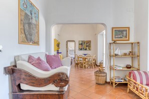 TV, fireplace - Villa 'Blu La Patronale' with Sea View, Shared Pool and Wi-Fi (Castro)