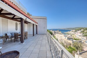 Outdoor dining - Villa 'Blu La Patronale' with Sea View, Shared Pool and Wi-Fi (Castro)