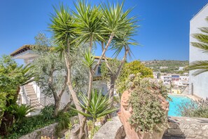 Property grounds - Villa 'Blu La Patronale' with Sea View, Shared Pool and Wi-Fi (Castro)