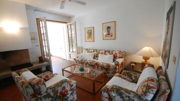 Villa, 3 Bedrooms, Balcony, Garden View | Living area