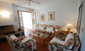 Villa, 3 chambres, balcon, vue jardin | Coin séjour