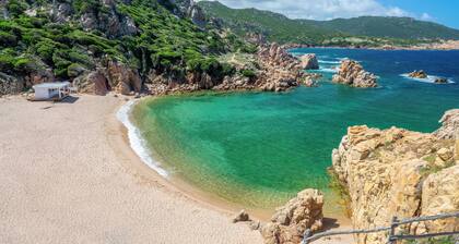Giorgia superbe villa à Costa Paradiso, perchée au-dessus de la mer avec piscine
