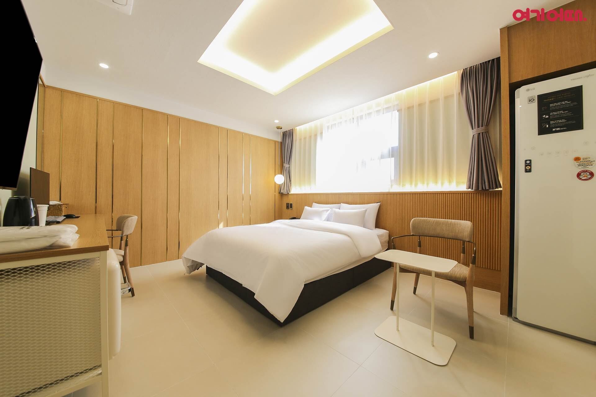 Deluxe Room | Down comforters, desk, free WiFi, bed sheets