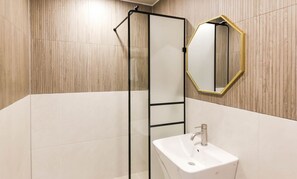 デラックス ルーム | バスルーム | バスアメニティ (無料)、ヘアドライヤー、バスローブ、ビデ