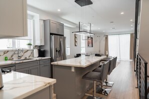 Een koelkast, een microgolfoven, een oven, een kookplaat