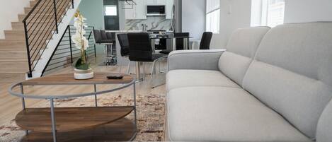 TV connectée, livres, espaces bureaux