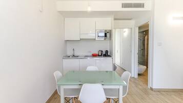 Apartemen, 2 kamar tidur, balkon | Tempat makan