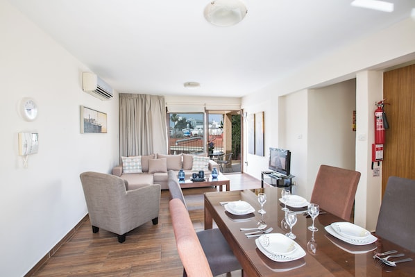 Apartamento, 2 quartos, sacada, vista para a cidade | Opções para refeição