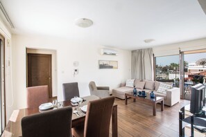 Apartment, 2 Schlafzimmer, Balkon, Stadtblick | Wohnbereich