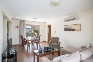Apartment, 2 Schlafzimmer, Balkon, Stadtblick | Wohnbereich