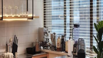 Réfrigérateur, micro-ondes (sur demande), lave-vaisselle, grille-pain