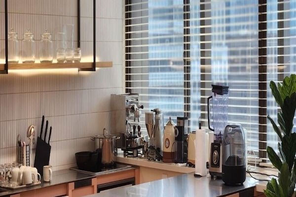 Ísskápur, örbylgjuofn, uppþvottavél, brauðrist