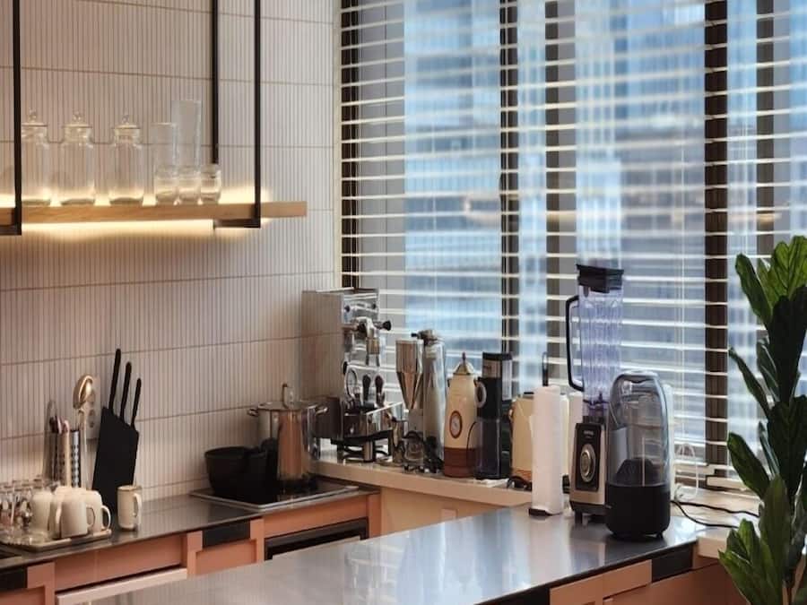 Kylskåp, mikrovågsugn (vid begäran), diskmaskin och brödrost