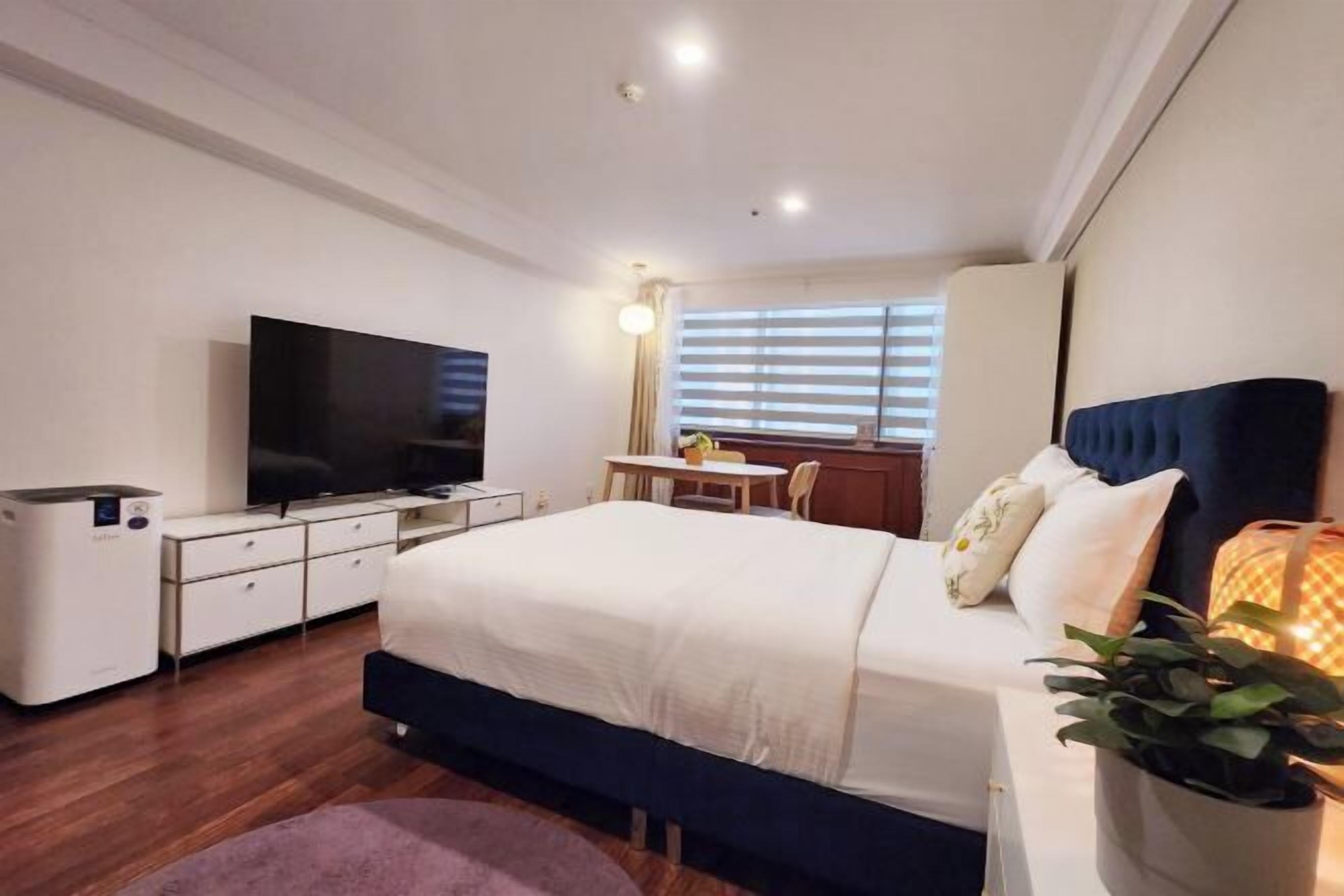 Ropa de cama de alta calidad, cubrecamas y muebles diferentes 