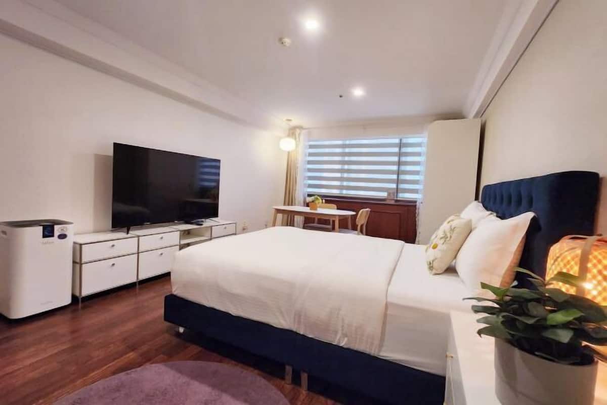 Ropa de cama de alta calidad, cubrecamas y muebles diferentes