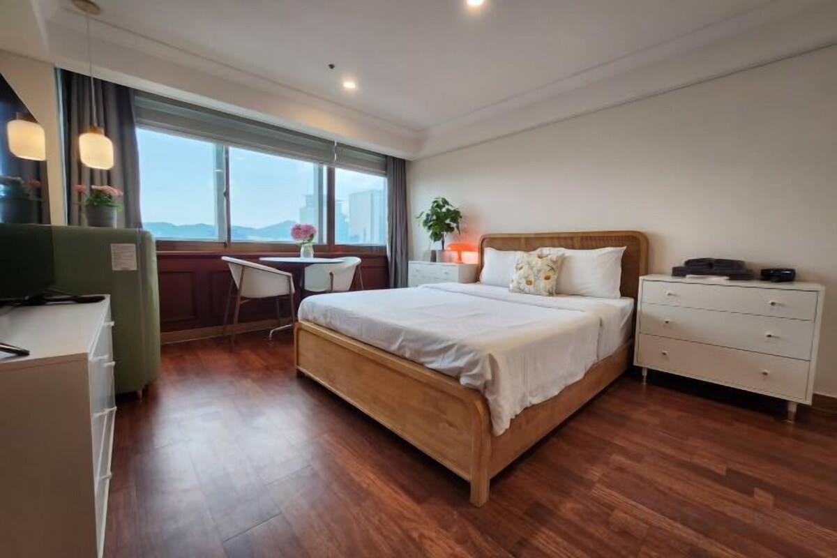 Premium bedding, down comforters, desk, laptop workspace