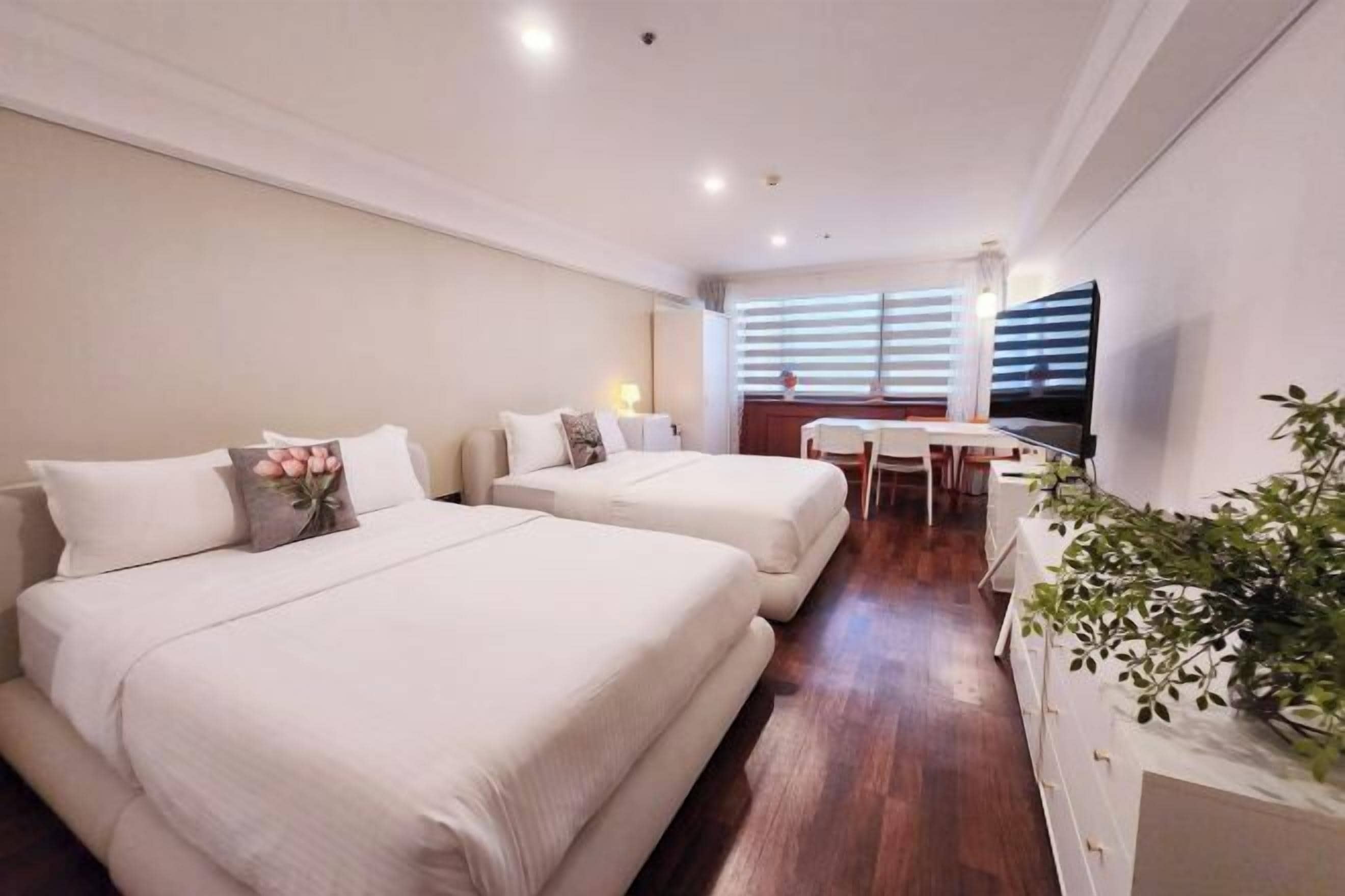 Ropa de cama de alta calidad, cubrecamas y muebles diferentes 