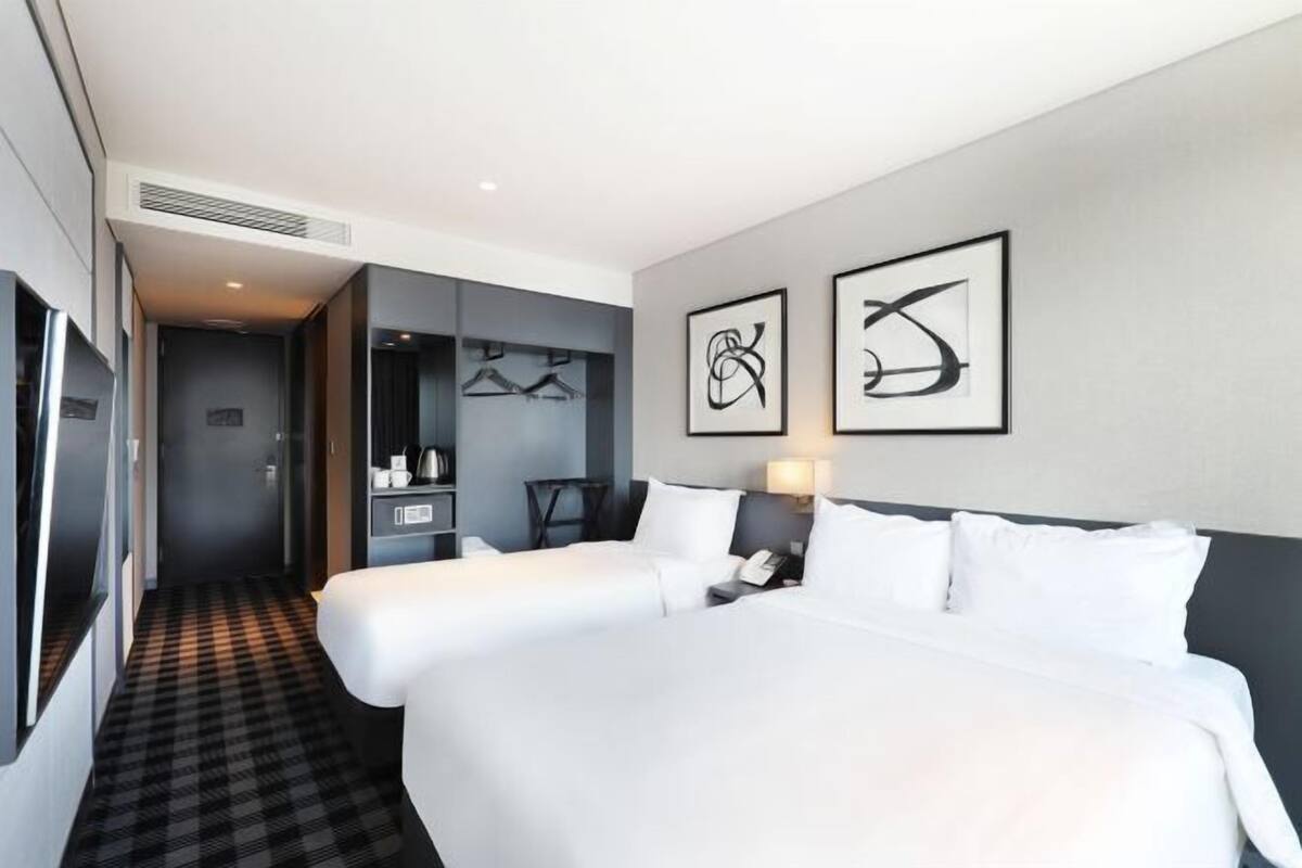 Desk, soundproofing, free WiFi, bed sheets