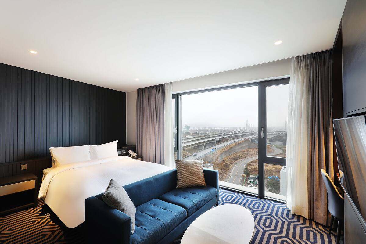 Premier Suite Room (Complimentary Pool Access for 2) | Desk, soundproofing, free WiFi, bed sheets