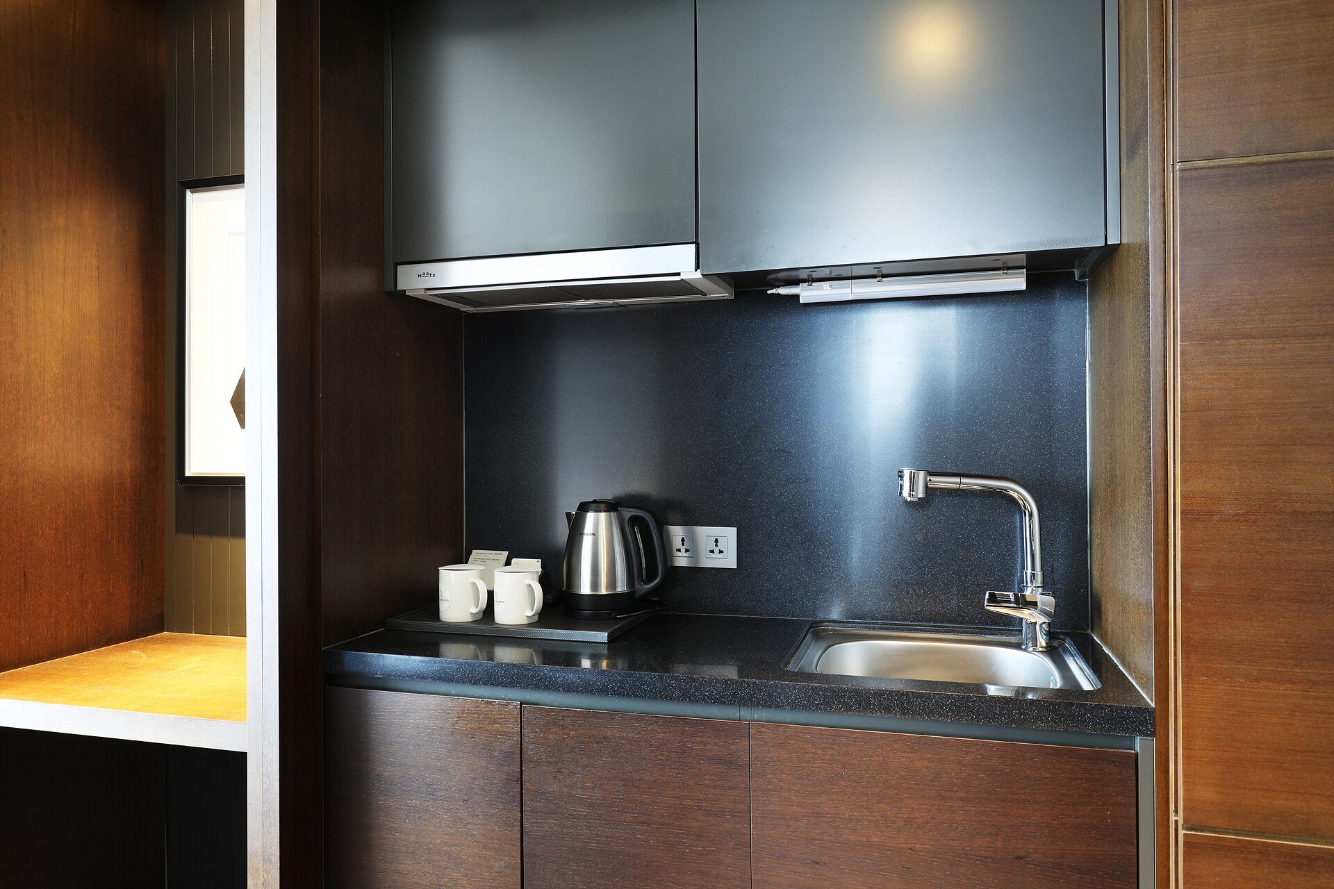 premier suite room (complimentary pool access for 2) | 1 bedroom, desk, free wifi, bed sheets