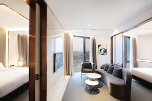 Queen Suite (Complimentary Pool Access for 4) | Escritorio, sistema de insonorización, wifi gratis y ropa de cama