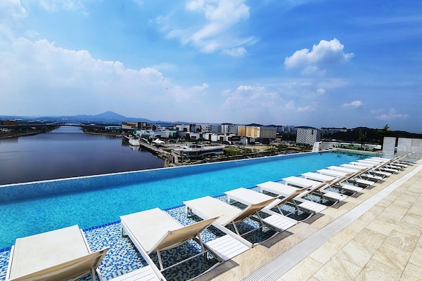 Una piscina techada, una piscina al aire libre