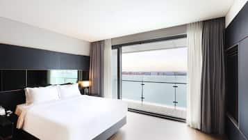 Desk, soundproofing, free WiFi, bed sheets