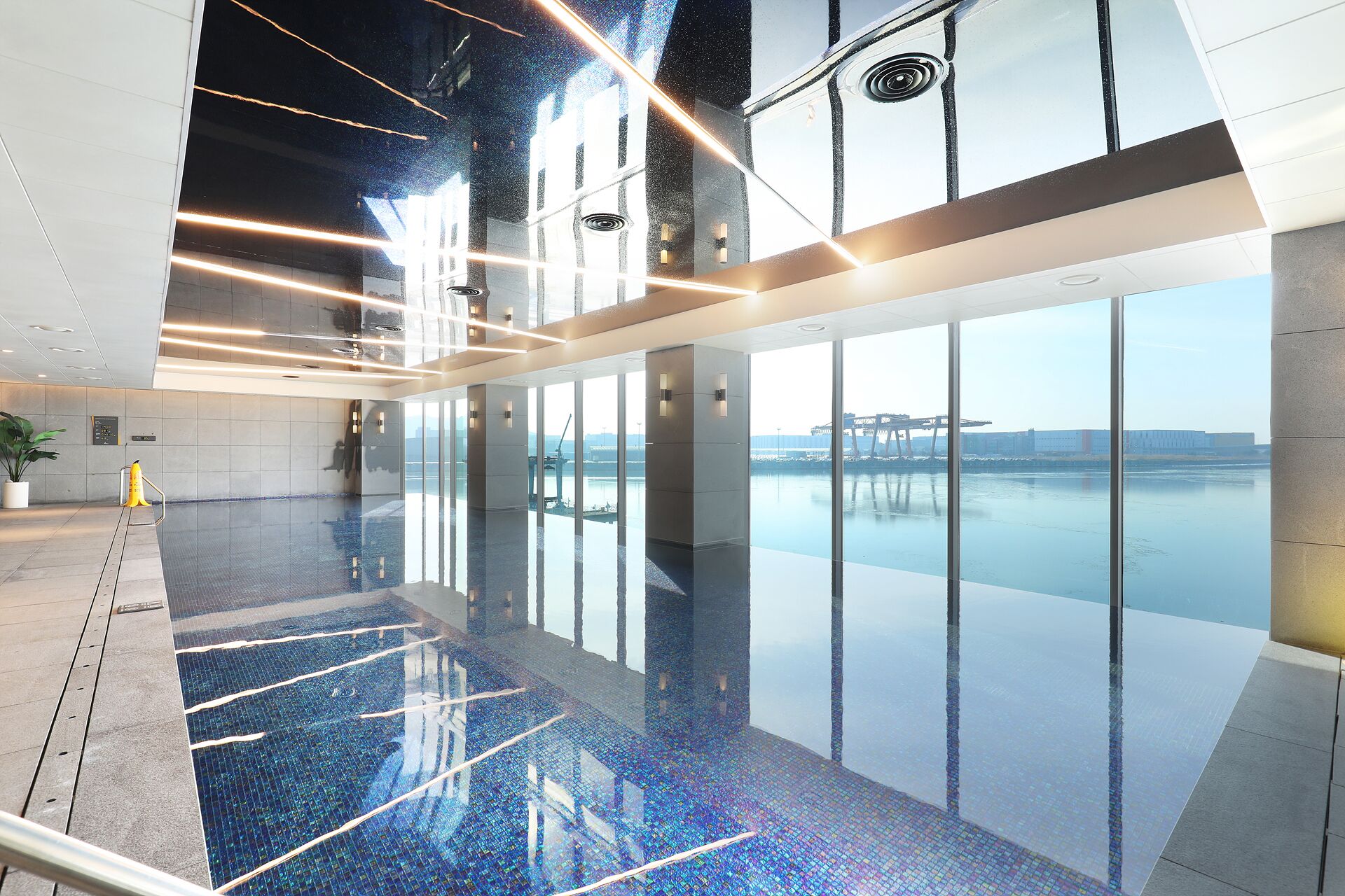 Piscina coperta, piscina all'aperto