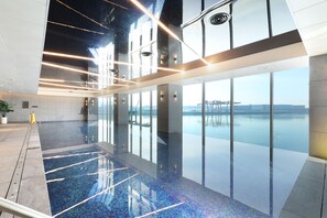 Una piscina cubierta, una piscina al aire libre