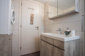 Dusche, Handtücher, Toilettenpapier