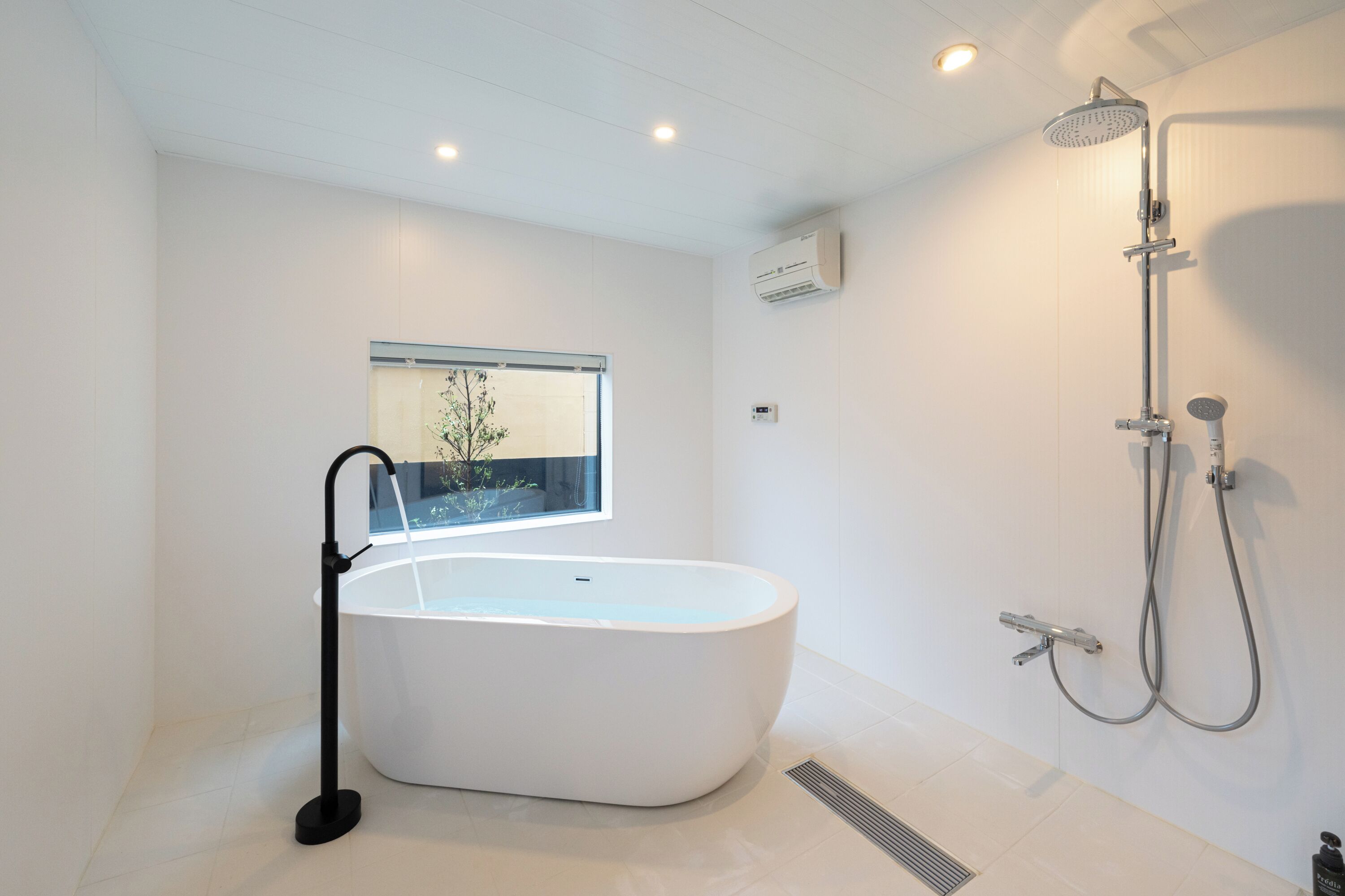 [NI] Twin room, Non-Smoking | Bathroom | Slippers