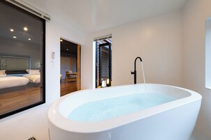 [NI] Twin room, Non-Smoking | Bathroom | Slippers