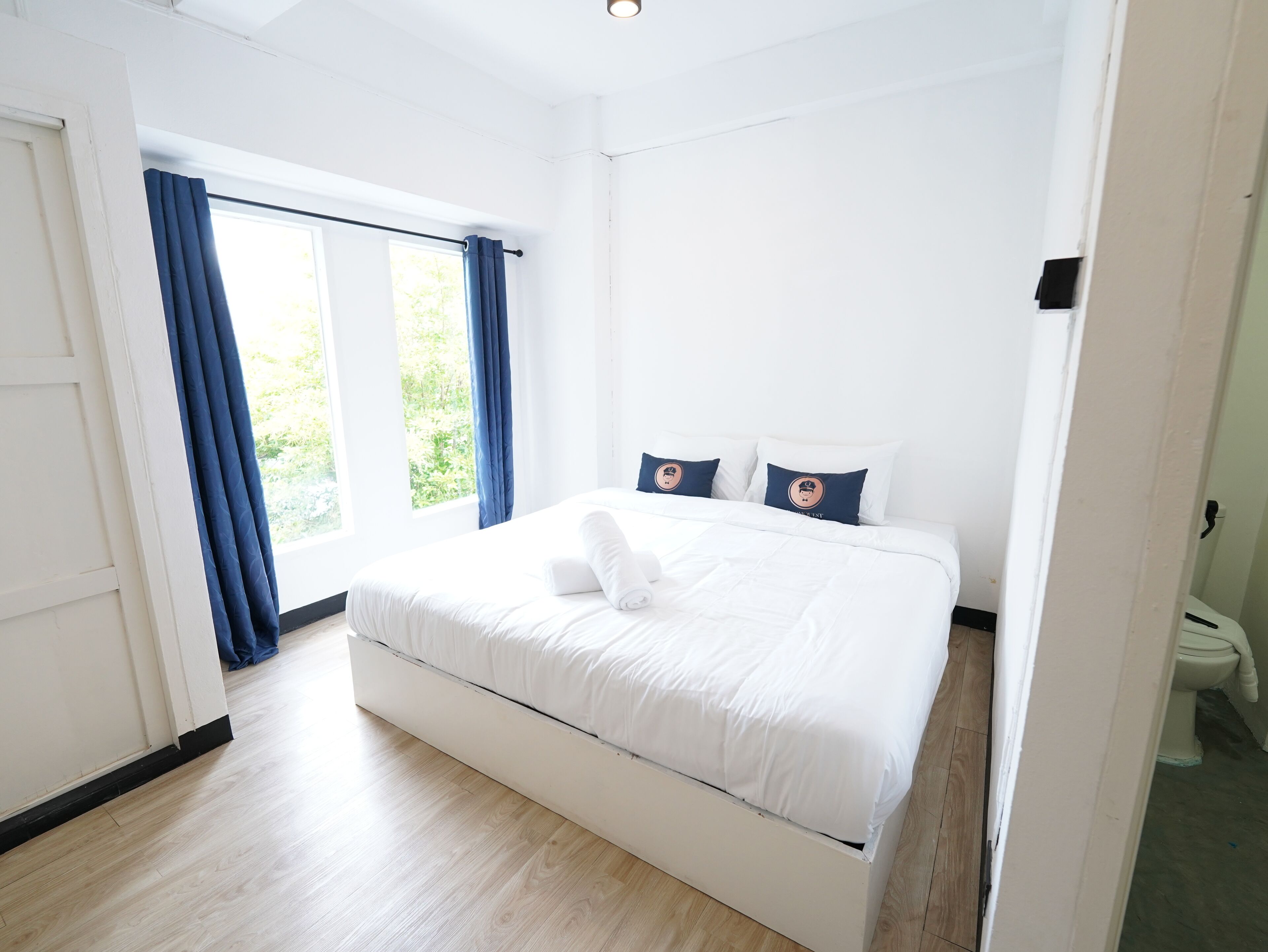Iron/ironing board, free WiFi, bed sheets