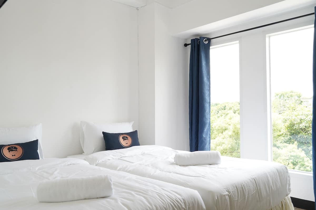 Habitación estándar con 2 camas individuales | Tabla de planchar con plancha, wifi gratis y ropa de cama