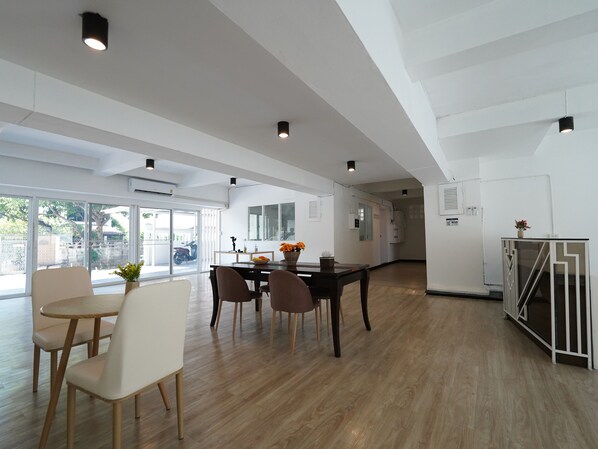 Reception - RoomQuest IT Square Don Mueang Airport (Bangkok)