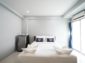 Iron/ironing board, free WiFi, bed sheets - RoomQuest IT Square Don Mueang Airport (Bangkok)