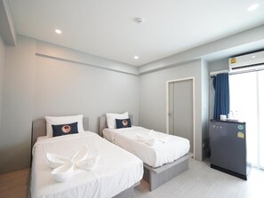 Standard Twin Room | In-room dining - RoomQuest IT Square Don Mueang Airport (Bangkok)