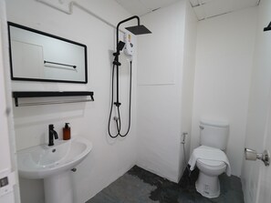 Bathroom - RoomQuest IT Square Don Mueang Airport (Bangkok)