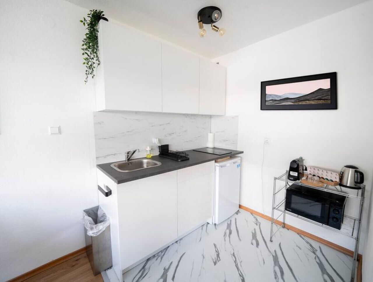 Refrigerador, microondas, parrilla de estufa y cafetera y tetera 