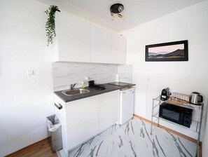 Fridge, microwave, stovetop, coffee/tea maker