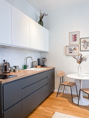 Kjøleskap, mikrobølgeovn, kokeplater og kaffetrakter/tekoker